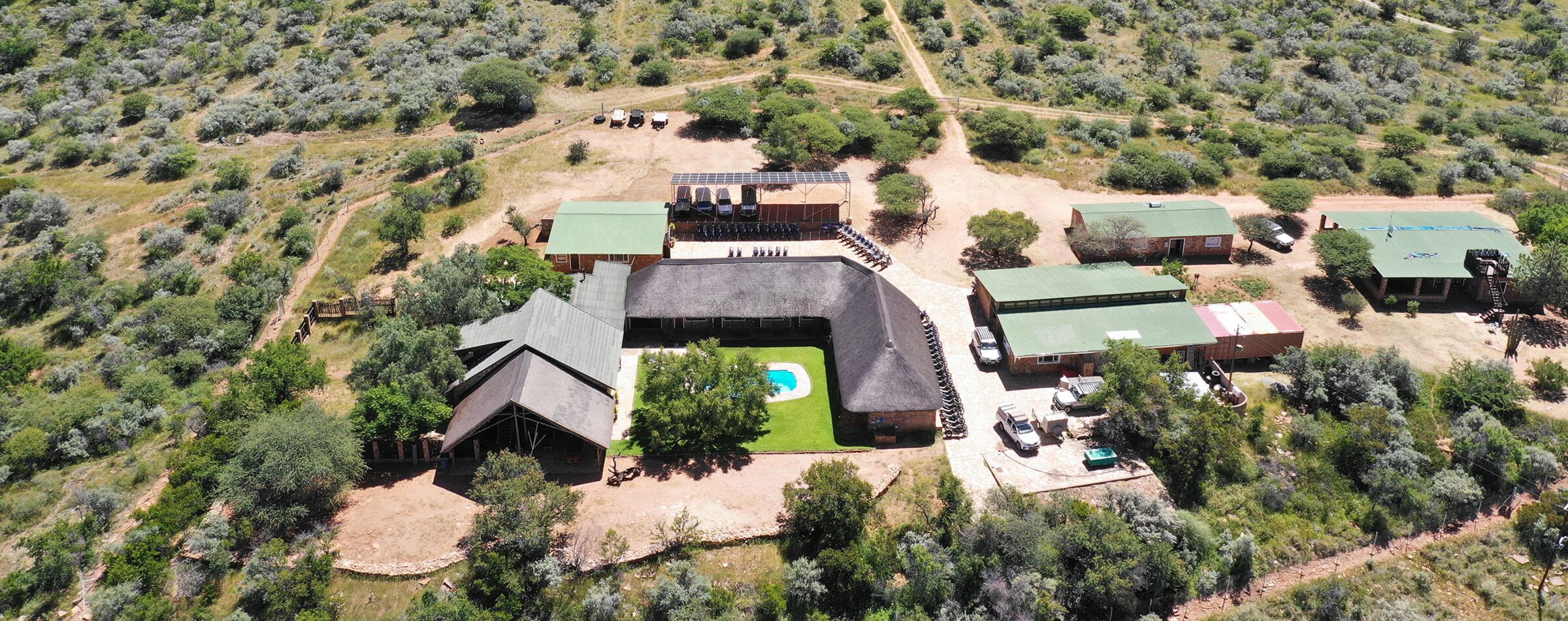 Luftaufnahme der Windhoek Mountain Lodge, dem Gravel Travel Basecamp in Namibia, umgeben von Natur.